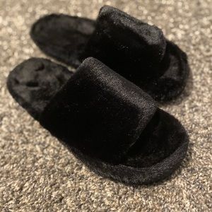 Black furry slides (NEW)